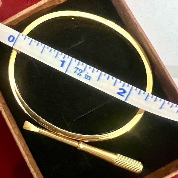 👑✅PRICE FIRM✅ Beautiful 18K yellow gold plated “LOVE bracelet” with CZ diamonds - Picture 11 of 17